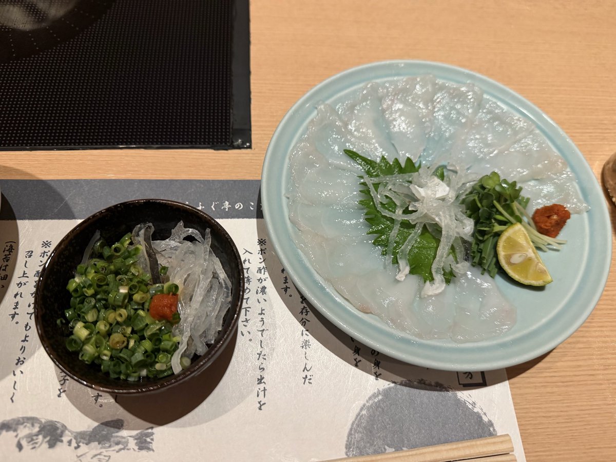 DC_NAO's tweet photo. ちいパの後はフグ鍋食べに行ったよ🐡
頭は1個しかないのに被り物２個買っちゃったから、一緒に被って写真撮ってもらった😆
ピンクキメラはかわいそう可愛い🥹
そしてフグ鍋はめちゃくちゃ美味しかった🤤✨ https://t.co/5jOBlieL4E