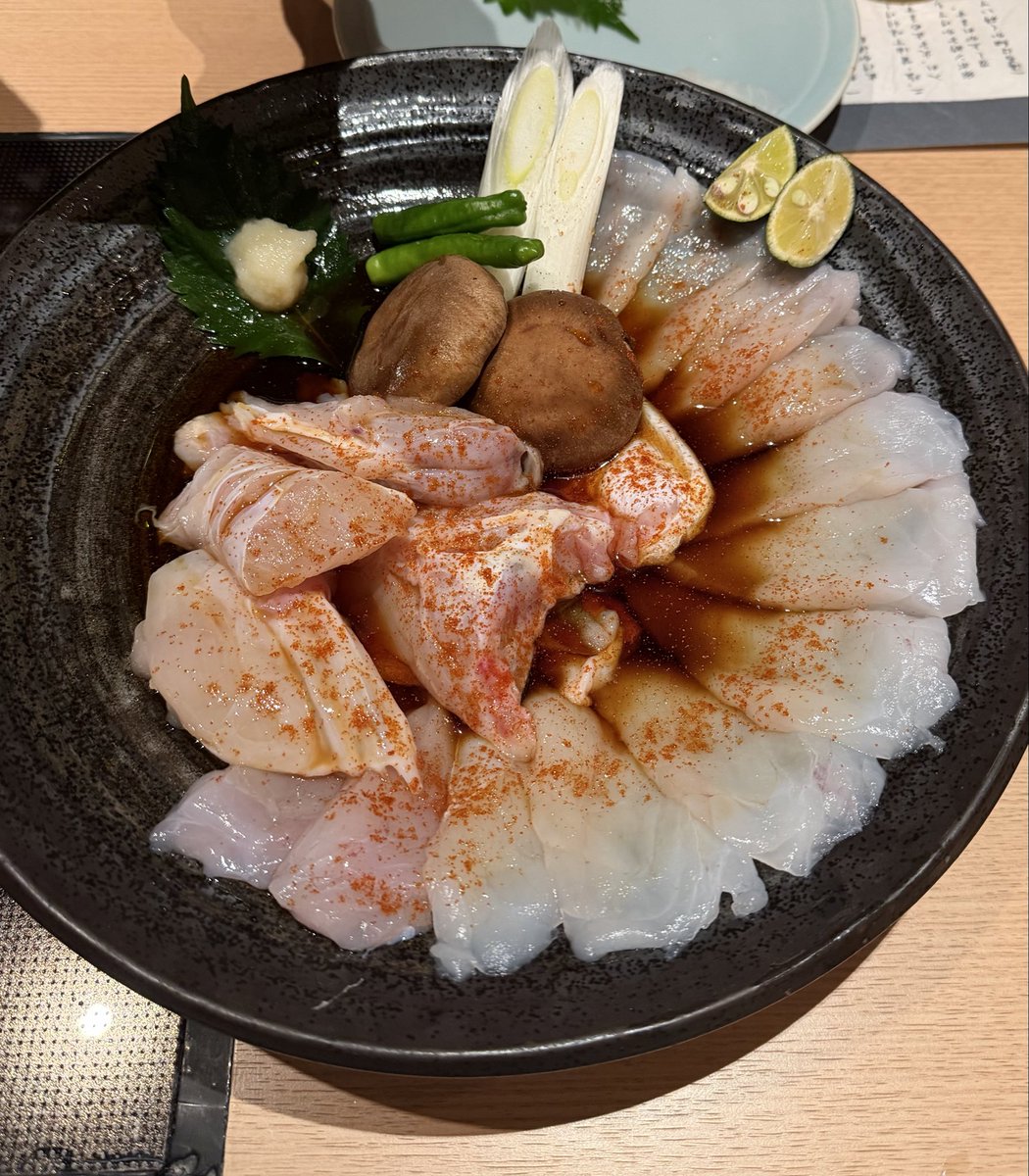 DC_NAO's tweet photo. ちいパの後はフグ鍋食べに行ったよ🐡
頭は1個しかないのに被り物２個買っちゃったから、一緒に被って写真撮ってもらった😆
ピンクキメラはかわいそう可愛い🥹
そしてフグ鍋はめちゃくちゃ美味しかった🤤✨ https://t.co/5jOBlieL4E