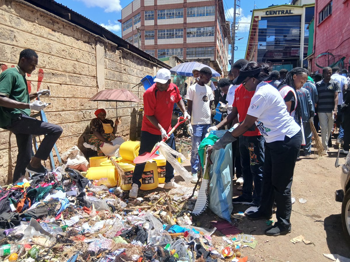 LetsDoItKenya's tweet photo. Kenya marks #WorldCleanUpday : #Eldoret city cleanup action led by X-generation youth https://t.co/8NN0OEIQbY