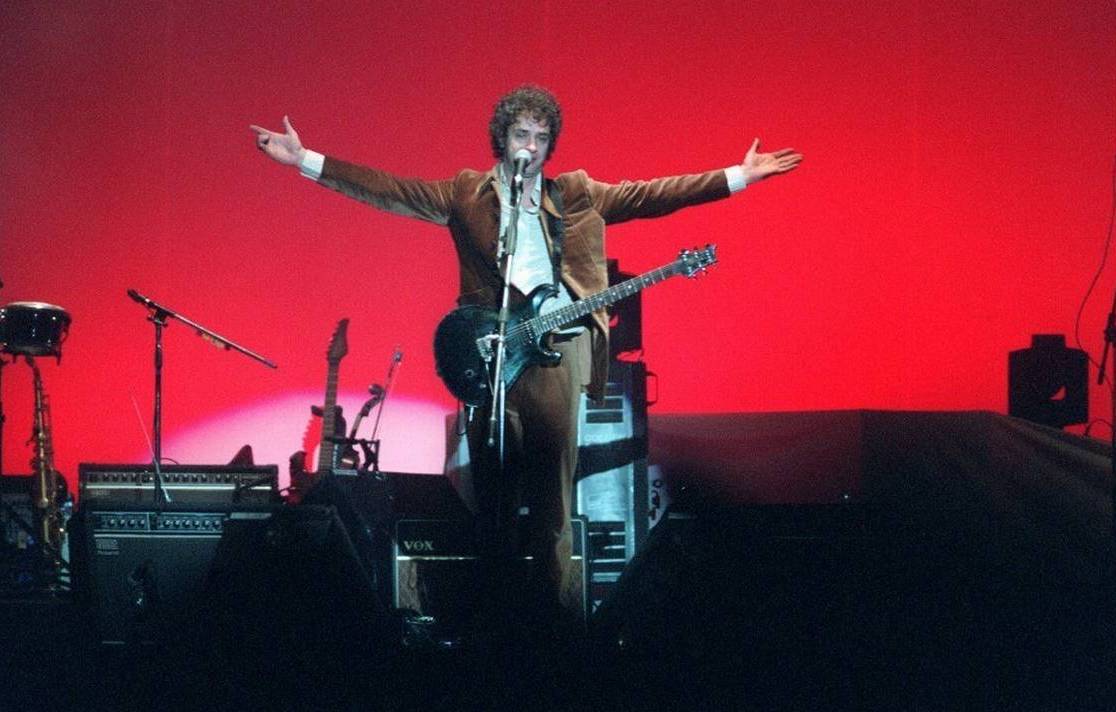 hitosdelrock's tweet photo. 20-09-1997: La banda Soda Stereo se presenta en el estadio Monumental de Buenos Aires (Argentina) ante 65.000 personas, cerrando su gira de despedida. Esa noche Gustavo Cerati terminó el discurso de cierre con el famoso "¡Gracias, Totales!", tras el tema "De Música Ligera" https://t.co/jF1b3lBRIt