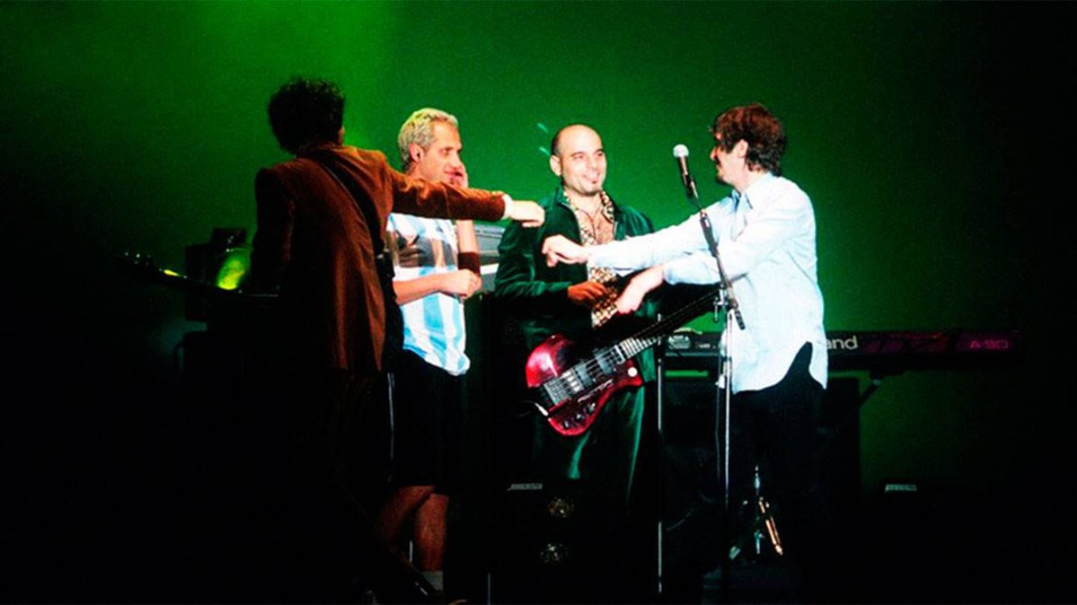 hitosdelrock's tweet photo. 20-09-1997: La banda Soda Stereo se presenta en el estadio Monumental de Buenos Aires (Argentina) ante 65.000 personas, cerrando su gira de despedida. Esa noche Gustavo Cerati terminó el discurso de cierre con el famoso "¡Gracias, Totales!", tras el tema "De Música Ligera" https://t.co/jF1b3lBRIt