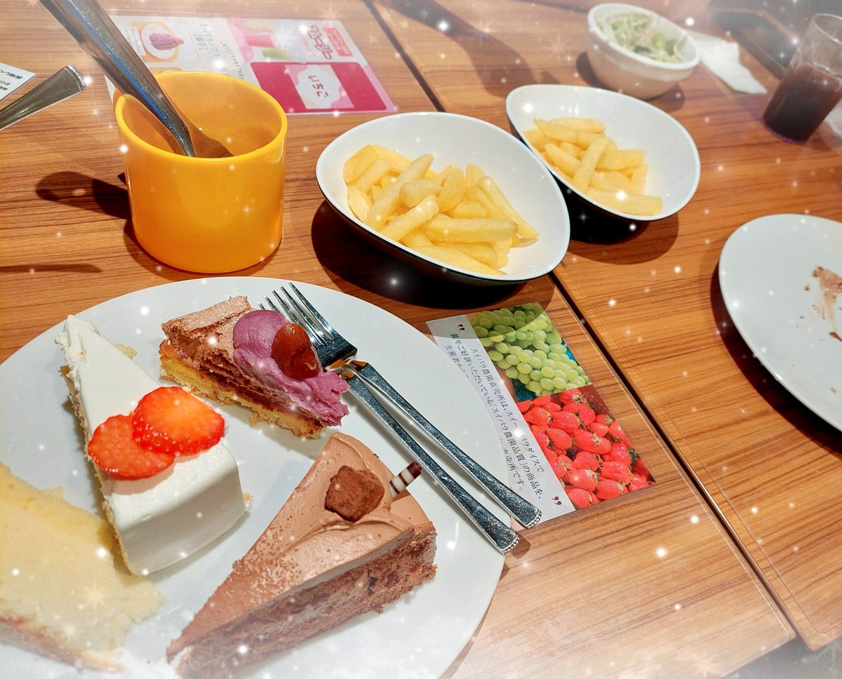 2_t_s's tweet photo. 三人でスイパラ～🍰🍓🍝
楽しかった♡♡♡ https://t.co/SO4CMX14ye