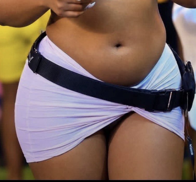Nomycrave's tweet photo. Tiny waist, oversized mic belt… Nomy started a trend.😌💎🤏🏾

#NneomaWhitney #Nomy 
#BBNaija https://t.co/7ogtwhxfKp