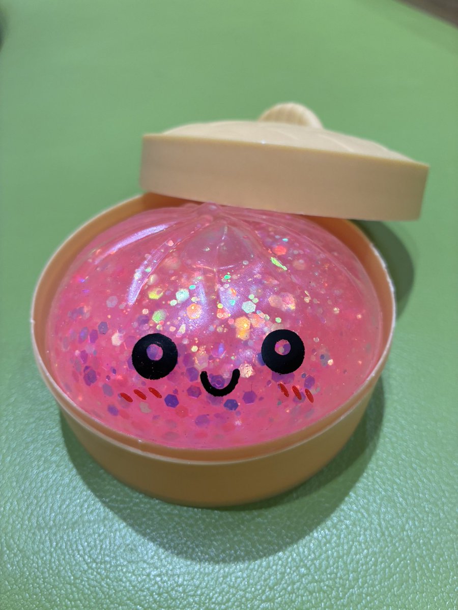 oihs26's tweet photo. 今日は午後から家族でお出かけしました♪

息子がスクイーズのクレーンゲーム
をどうしてもやりたいというのでやらせてあげました。
（室内の有料の遊び場は諦めてもらったので）

1回目、子どもがやって全然ダメですごい落ち込んじゃって😢
2回目以降、母頑張りました！
5回くらいで取れました😆✨ https://t.co/AxYgMkf2UI