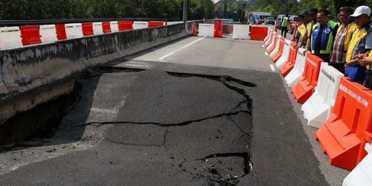 shoebhakim's tweet photo. Repair the failure, or remove the cause? Aviation has the AAIB. Railways has the CRS. Roads and bridges have no statutory forensic investigator. When a bridge collapses, the evidence trail — design records, sensors, maintenance logs — is not preserved by law. It is lost.
https://t.co/DwxQpXgy2g
#InfrastructureForensics #PublicSafety #AIinConstruction #advshoebhakim