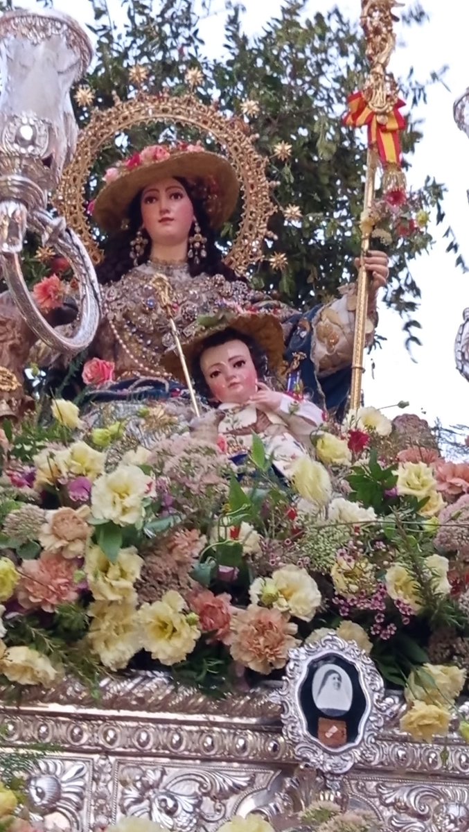 PastoraPadrePio's tweet photo. En la tarde de ayer, nuestro Hermano Mayor ha acompañado a la Divina Pastora de Triana por las calles de su feligresía. @PastoraDeTriana

Que la Divina Pastora os acompañe siempre en vuestro caminar. https://t.co/wBdsVsukWt