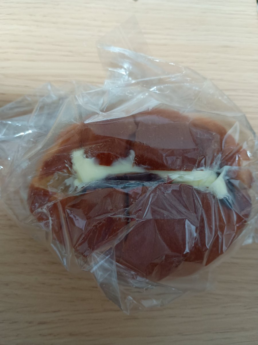zakia1133's tweet photo. 夕飯前に食べたあんバターパン。 https://t.co/lnG0byHX5i