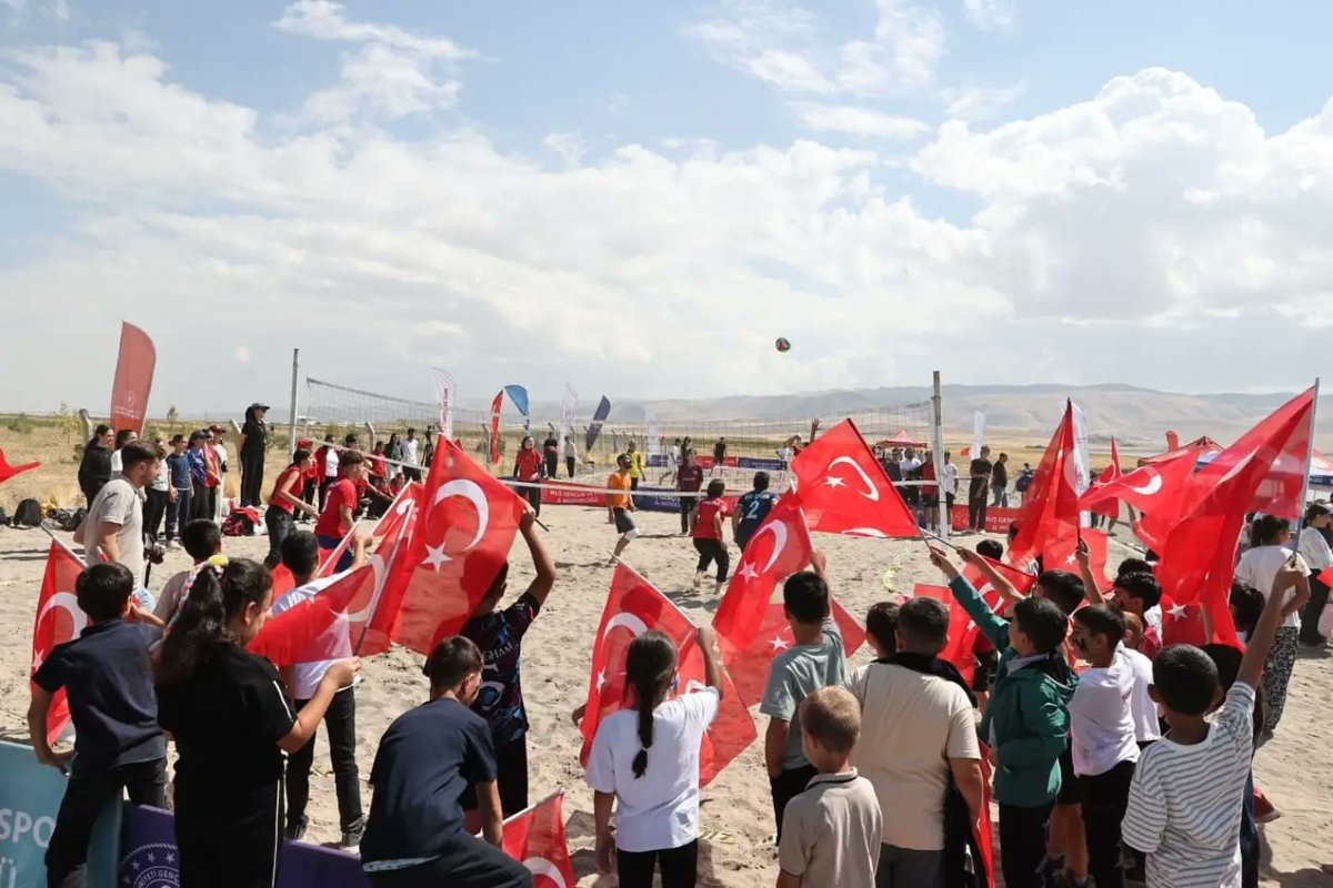 Bulank_Kymklk's tweet photo. Valimiz Sayın @Valiavnicakir, eşi Bahar Çakır Hanımefendi, Vali Yardımcılarımız Ferhat Altay ve Elif Meram, Bulanık Kaymakamımız Ömer Övünç Koşansu, İl Jandarma Komutanımız J.Kd.Alb. Özgür Özer, Varto Kaymakamımız Abdulkadir Işık, Malazgirt Kaymakamımız Ahmed Tayyib Kahraman, Korkut Kaymakamımız Ahmet Sami Meram, il-ilçe protokolümüz ve sporcuların katılımıyla;

Bulanık Kaymakamlığı himayesinde, Gençlik ve Spor İlçe Müdürlüğümüzce Gölpark Millet Bahçesi’nde ilk kez düzenlenen Su Sporları ve Plaj Oyunları Şenliğine katıldı.

🚣‍♂️ Kano, SUP, yunus bisikleti ve şişme deniz botu gibi su sporlarının yanı sıra; 🏐 plaj voleybolu, ⚽ plaj futbolu, 🏹 geleneksel okçuluk, mini golf, badminton ve çeşitli spor etkinlikleriyle renklenen şenlikte, sporcularımız ve vatandaşlarımız keyifli anlar yaşadı.

Sayın Valimiz, etkinlik alanında kurulan kurum stantlarını ziyaret ederek yürütülen çalışmalar hakkında bilgi aldı; sporcuların gerçekleştirdiği etkinliklere bizzat katılarak gençlerle ve vatandaşlarla yakından ilgilendi.#Muş #Bulanık

📍Gölpark Millet Bahçesi | Bulanık