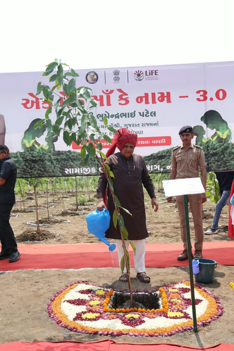 CMOGuj's tweet photo. મુખ્યમંત્રી શ્રી ભૂપેન્દ્રભાઈ પટેલ દ્વારા આજે નર્મદા જિલ્લાની તેમની મુલાકાત દરમિયાન ‘એક પેડ માં કે નામ 3.0’ અભિયાન અંતર્ગત નાંદોદ તાલુકાના વાવડી ગામે વૃક્ષારોપણ કરવામાં આવ્યું હતું.

મુખ્યમંત્રીશ્રીએ ગ્રામજનોને મળીને તેમની સાથે સહજ અને આત્મીય સંવાદ કરીને ગામમાં ઉપલબ્ધ સુવિધાઓ બાબતે માહિતી મેળવી હતી. તેમણે ઉપસ્થિત બાળકો સાથે પણ વ્હાલભર્યો સંવાદ કરીને બાળકોને મન લગાવીને અભ્યાસ કરવા, શિક્ષણમાં સતત આગળ વધવા અને ઉજ્જવળ ભવિષ્યનું નિર્માણ કરવા પ્રેરિત કર્યા હતા.