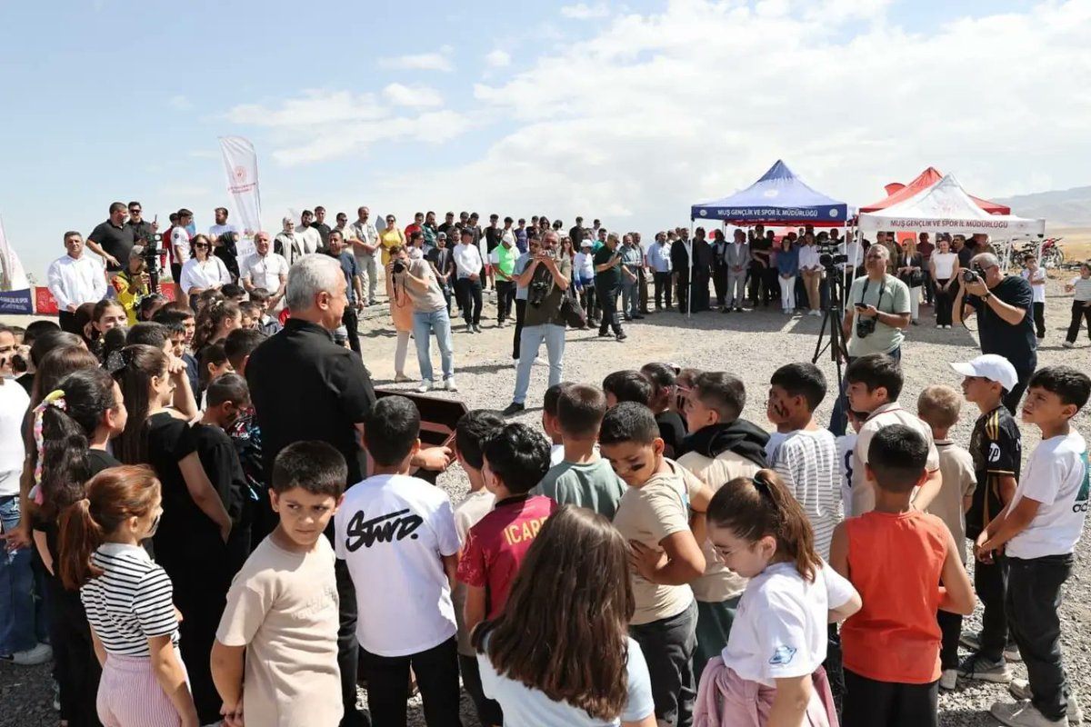 Bulank_Kymklk's tweet photo. Valimiz Sayın @Valiavnicakir, eşi Bahar Çakır Hanımefendi, Vali Yardımcılarımız Ferhat Altay ve Elif Meram, Bulanık Kaymakamımız Ömer Övünç Koşansu, İl Jandarma Komutanımız J.Kd.Alb. Özgür Özer, Varto Kaymakamımız Abdulkadir Işık, Malazgirt Kaymakamımız Ahmed Tayyib Kahraman, Korkut Kaymakamımız Ahmet Sami Meram, il-ilçe protokolümüz ve sporcuların katılımıyla;

Bulanık Kaymakamlığı himayesinde, Gençlik ve Spor İlçe Müdürlüğümüzce Gölpark Millet Bahçesi’nde ilk kez düzenlenen Su Sporları ve Plaj Oyunları Şenliğine katıldı.

🚣‍♂️ Kano, SUP, yunus bisikleti ve şişme deniz botu gibi su sporlarının yanı sıra; 🏐 plaj voleybolu, ⚽ plaj futbolu, 🏹 geleneksel okçuluk, mini golf, badminton ve çeşitli spor etkinlikleriyle renklenen şenlikte, sporcularımız ve vatandaşlarımız keyifli anlar yaşadı.

Sayın Valimiz, etkinlik alanında kurulan kurum stantlarını ziyaret ederek yürütülen çalışmalar hakkında bilgi aldı; sporcuların gerçekleştirdiği etkinliklere bizzat katılarak gençlerle ve vatandaşlarla yakından ilgilendi.#Muş #Bulanık

📍Gölpark Millet Bahçesi | Bulanık