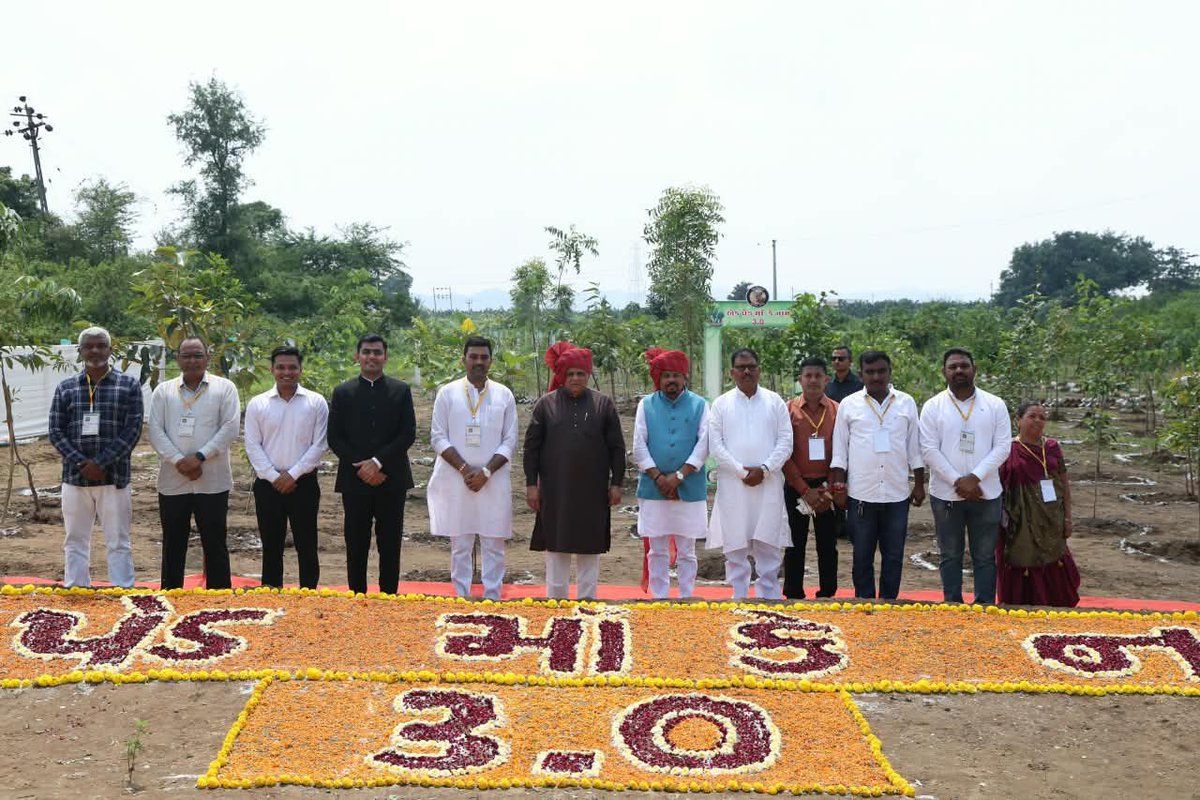 CMOGuj's tweet photo. મુખ્યમંત્રી શ્રી ભૂપેન્દ્રભાઈ પટેલ દ્વારા આજે નર્મદા જિલ્લાની તેમની મુલાકાત દરમિયાન ‘એક પેડ માં કે નામ 3.0’ અભિયાન અંતર્ગત નાંદોદ તાલુકાના વાવડી ગામે વૃક્ષારોપણ કરવામાં આવ્યું હતું.

મુખ્યમંત્રીશ્રીએ ગ્રામજનોને મળીને તેમની સાથે સહજ અને આત્મીય સંવાદ કરીને ગામમાં ઉપલબ્ધ સુવિધાઓ બાબતે માહિતી મેળવી હતી. તેમણે ઉપસ્થિત બાળકો સાથે પણ વ્હાલભર્યો સંવાદ કરીને બાળકોને મન લગાવીને અભ્યાસ કરવા, શિક્ષણમાં સતત આગળ વધવા અને ઉજ્જવળ ભવિષ્યનું નિર્માણ કરવા પ્રેરિત કર્યા હતા.
