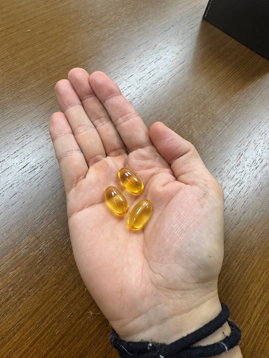MTH_OFFICIAL's tweet photo. ロックインジャパン、台風で中止になってしまいました。ちっくしょーー！！ 😭😭
無念ですがしかたがない、、、。
実はホルモンのステージで前々から"あるネタ"を用意していたのです。
そう、ロックインジャパンといえば、ここ最近は「ポコペン ポコペン ダーレガツツイタ、、」と口から卵を産んでゲストを召喚していたりょっくんですが、、今年はコレを産んであの3人を呼び出して、あれを15年ぶりに復活させる予定でした笑。

しかも今夜9月21日0時からサブスクも配信する準備までしていたんです！！

もう、こうなったらライブ出来なかったけど
10-FEET×ホルモンのスペシャルコラボユニット『ビタミン7』だけは予定通りサブスク解禁決行！！20年前の僕らのコラボ曲みんな聴いてね！

byマキシマムザ亮君

▼各楽曲配信サービス
https://t.co/WrOFdUOrzf