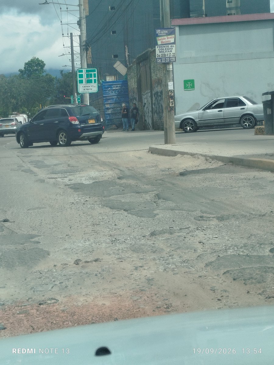 fukingring082's tweet photo. Sres urgente, el deterioro y la falta de mantenimiento está bloqueando la movilidad de está vía, la comunidad del sector pide la intervención. Av ferrocarril de occidente entre carrera 100 y Carrera 96 c Fontibón. 
@idubogota https://t.co/SsuXFcmfka