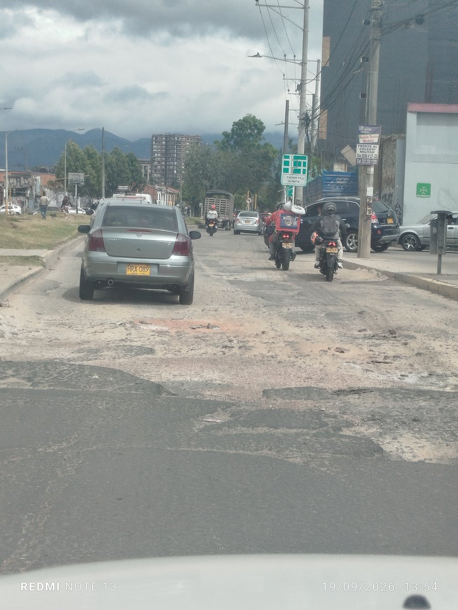 fukingring082's tweet photo. Sres urgente, el deterioro y la falta de mantenimiento está bloqueando la movilidad de está vía, la comunidad del sector pide la intervención. Av ferrocarril de occidente entre carrera 100 y Carrera 96 c Fontibón. 
@UMVbogota https://t.co/cKFryP7OhJ
