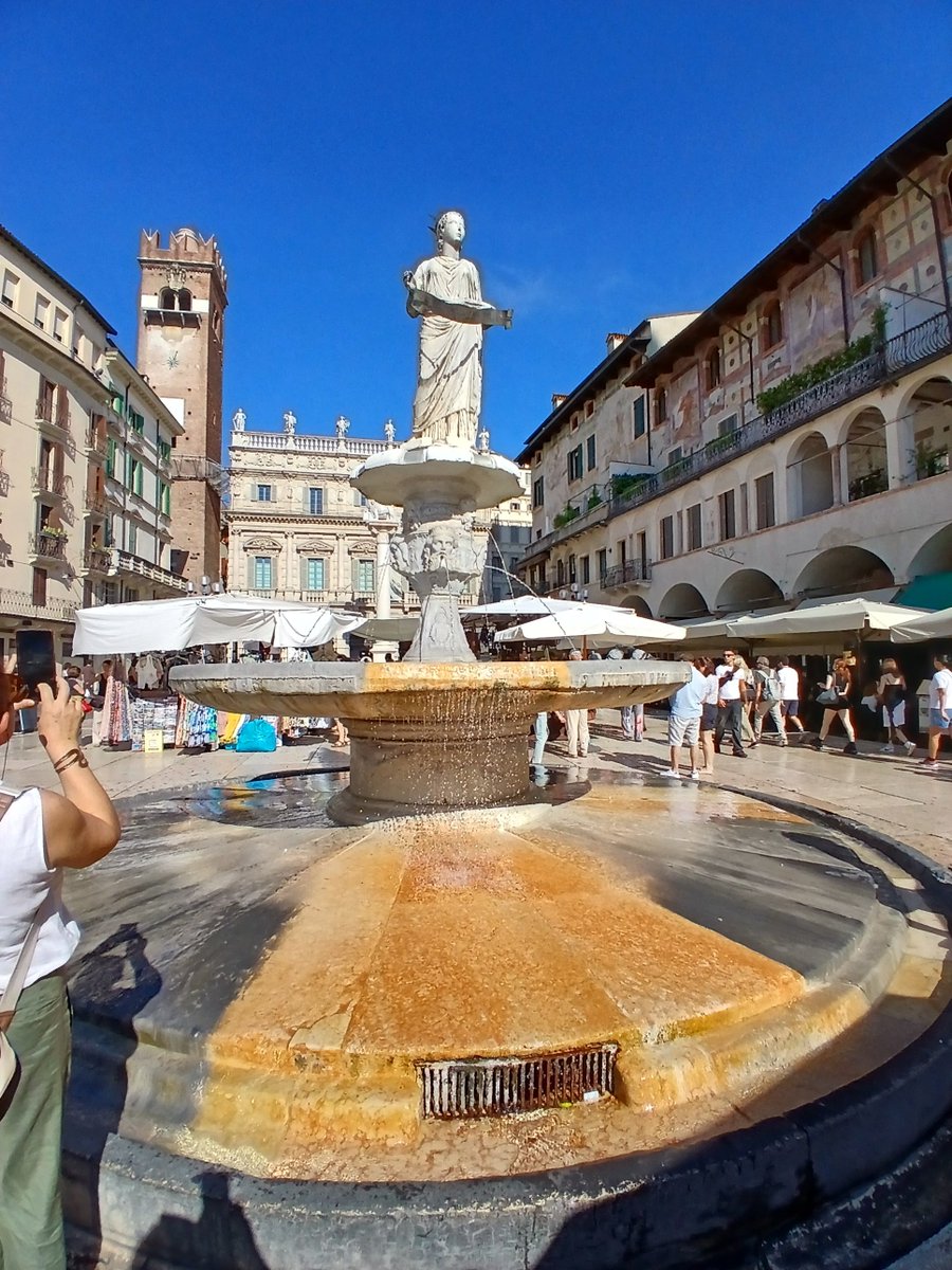 tpearce003's tweet photo. lunch in the square was lovely #piazzaerbe #verona https://t.co/7Y3mVQIWF3