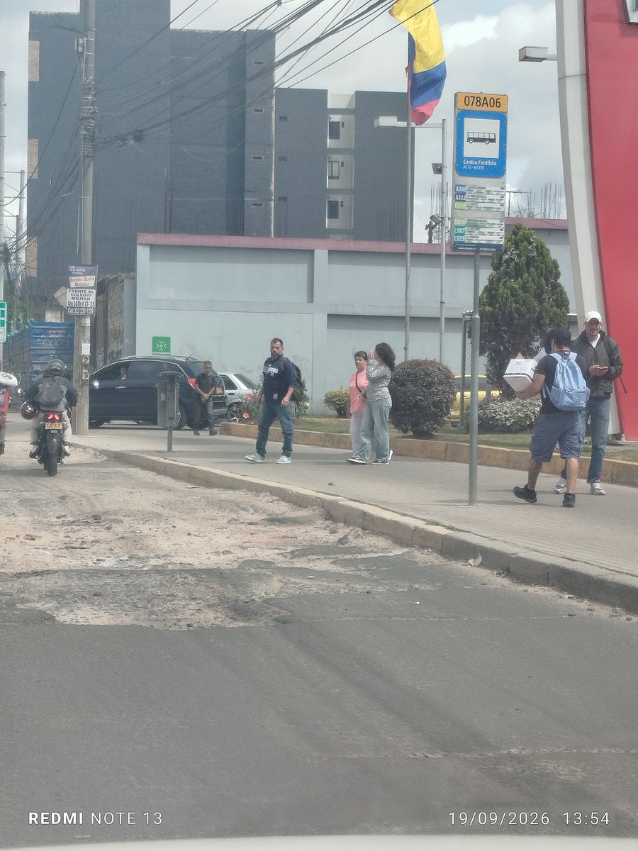 fukingring082's tweet photo. Sres urgente, el deterioro y la falta de mantenimiento está bloqueando la movilidad de está vía, la comunidad del sector pide la intervención. Av ferrocarril de occidente entre carrera 100 y Carrera 96 c Fontibón. 
@UMVbogota https://t.co/cKFryP7OhJ
