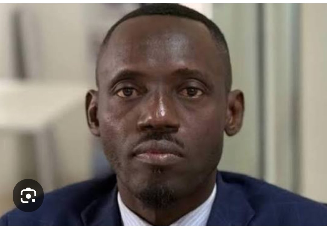 JKapitene's tweet photo. M. @prince_epenge, parlons-en.
Lorsque #RossyMukendi a été abattu par la police de Kabila, aujourd’hui votre partenaire, nous avions accès à plusieurs vidéos retraçant cette scène horrible :

- lors de son altercation avec la police devant Saint-Benoît, à Lemba ;
au moment où il a reçu la balle ;

- lorsque le jeune prêtre a pris le risque de tirer son corps jusque dans l’enceinte de la paroisse ;

- lorsque la police est revenue pour récupérer son corps, avant que les combattants ne parviennent à le faire passer par-dessus un mur ;

- lorsque Rossy, entre la vie et la mort, essayait de parler aux combattants qui tentaient de le réanimer ;

- enfin, lorsque son corps était allongé dans un hôpital de la place.

Toutes ces scènes ont été documentées en vidéo.

-En revanche, concernant votre garde du corps décédé, nous ne disposons que d’une seule vidéo, prise à l’hôpital. 

Son acheminement vers l’hôpital n’a laissé aucune trace vidéo : est-il arrivé seul ? Dans quelles conditions ? Avec qui ? Au moment où il aurait été agressé, personne ne se trouvait-il à ses côtés ?

Plusieurs zones d’ombre entourent encore cette mort.
