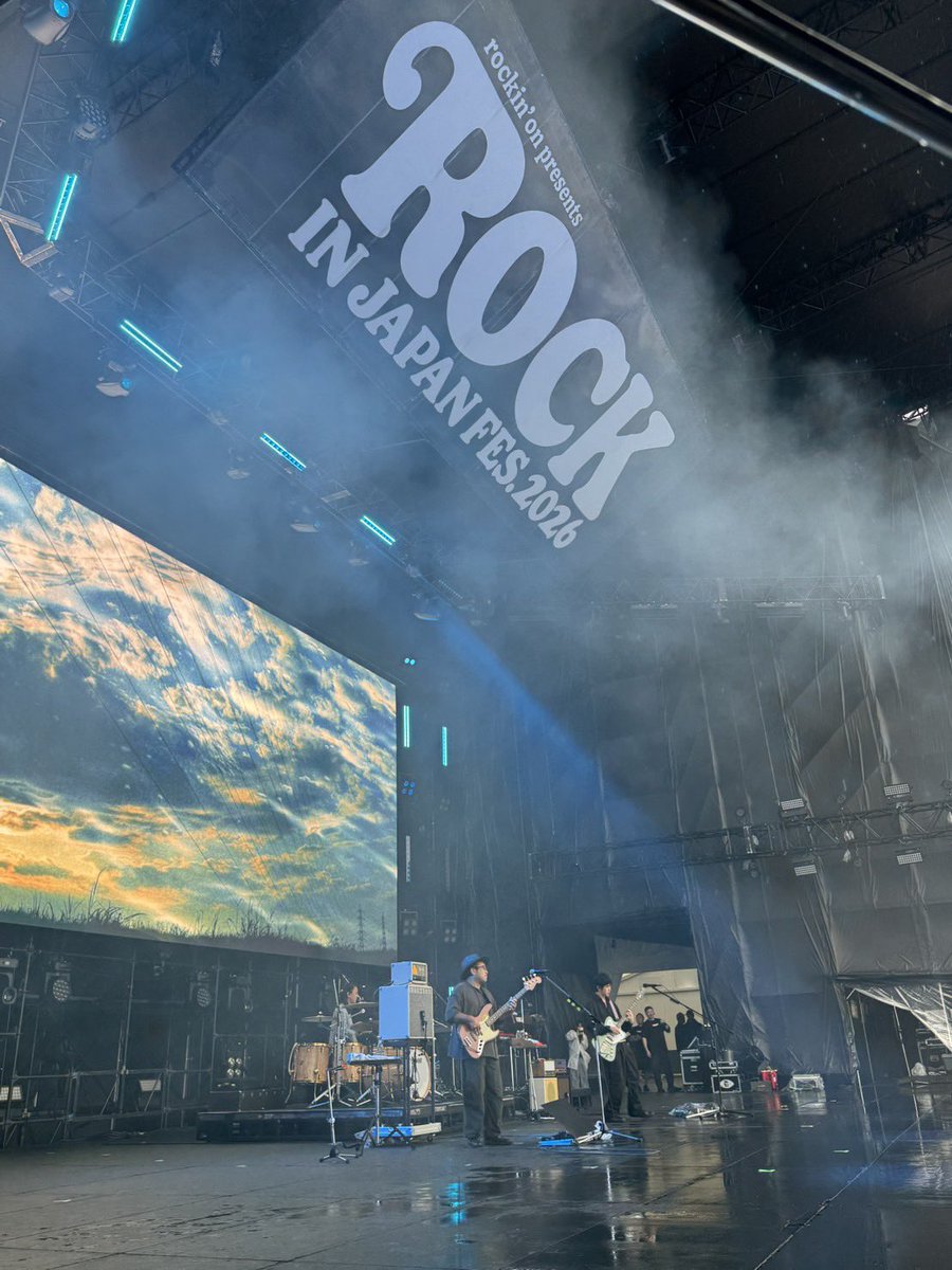 maedaya_olive's tweet photo. みなさん、お疲れさまです🫡

レミオロメンの夏フェス本日ROCK IN JAPAN FES. 2026をもって無事終了いたしました🙇
みなさんの応援のおかげで、この夏をレミオロメン駆け抜けることができました！
会場に来られた方、帰り道雨風にお気をつけくださいね。
台風が接近している地域のみなさんも、引き続きお気をつけください！

いつもいつもレミオロメンと一緒にライブを作ってくれてありがとうごいます！心強いです！

ではではまたすぐに🍻前田啓介🍻