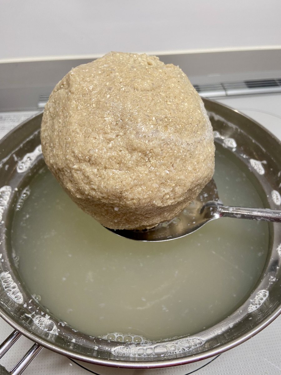 ren_nashigo745's tweet photo. 精米所でタダで貰える米糠に強力粉少々を加えて茹でるだけで流れの緩いポイントなら数日に渡って溶けずに河底で集魚効果を発揮する団子エサができますよっと https://t.co/L8y3Rxid7e
