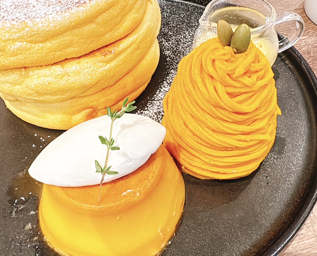 pumpkin_saikou's tweet photo. 武蔵小杉 3 STARS PANCAKEの「カボンチャーズ」いただきました！
今年も販売していただきありがとうございます！
ふわふわのかぼちゃスフレパンケーキに、もっちり食感のかぼちゃプリン、かぼちゃモンブランとかぼちゃ尽くしの一皿！
味変の塩バターソースもついていて飽きずにぺろっと食べられます✨ https://t.co/B1Alv4NGqv