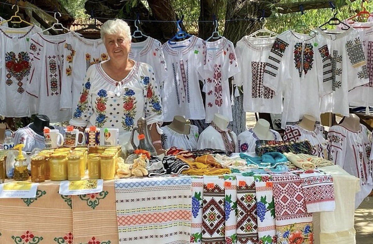 Mariapopesfhxw's tweet photo. În Moldova încă se păstrează tradițiile frumoase. 🇲🇩❤️
Sunt oameni care lucrează cu mâinile lor textile, obiecte decorative și tot felul de lucruri inspirate din cultura noastră. ✨

#Moldova #Mestesuguri #Handmade https://t.co/J4y621niJ4