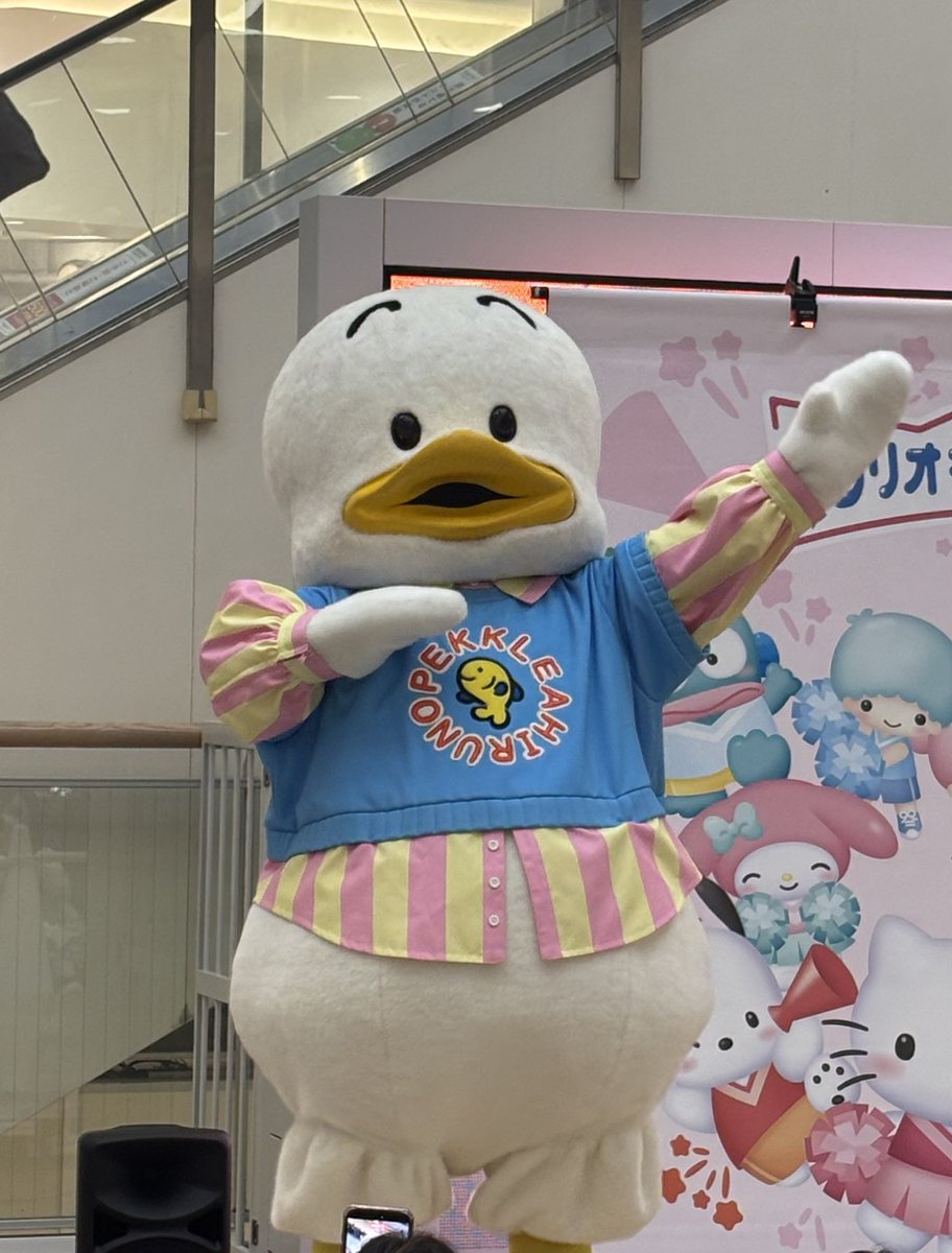 plum_exchange's tweet photo. サンリオのイベント関東が多いからペックルが関西に来てくれて嬉しい☺️
3ステージ全部見た
ルビーちゃんのクイズもあったけど（人映り込みすぎて載せれない）アニメ見たらほんま気強いからおもろい※ペックルには優しい
最後は最近鳥さんダンスを練習してるペックル
#あひるのペックル
#伊丹イオン https://t.co/WDfSEQ9LQy