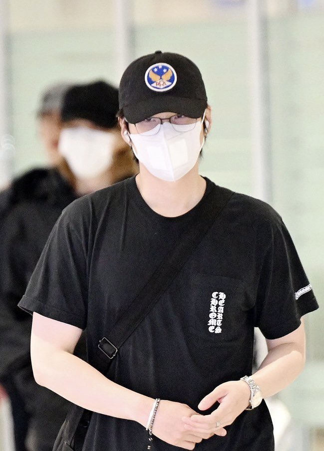 juustyoongi's tweet photo. eu sempre vou bater na tecla que o yoongi de roupas “comuns” cotidianas pra mim é a definição de homem perfeito! ☝🏽 https://t.co/00luYuCBBU