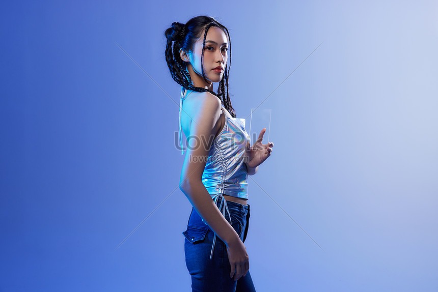 LilyGreenwte's tweet photo. And I do NOT want to be a cliche.. but I’m only ever attracted to older men. https://t.co/Paypx4cCF9