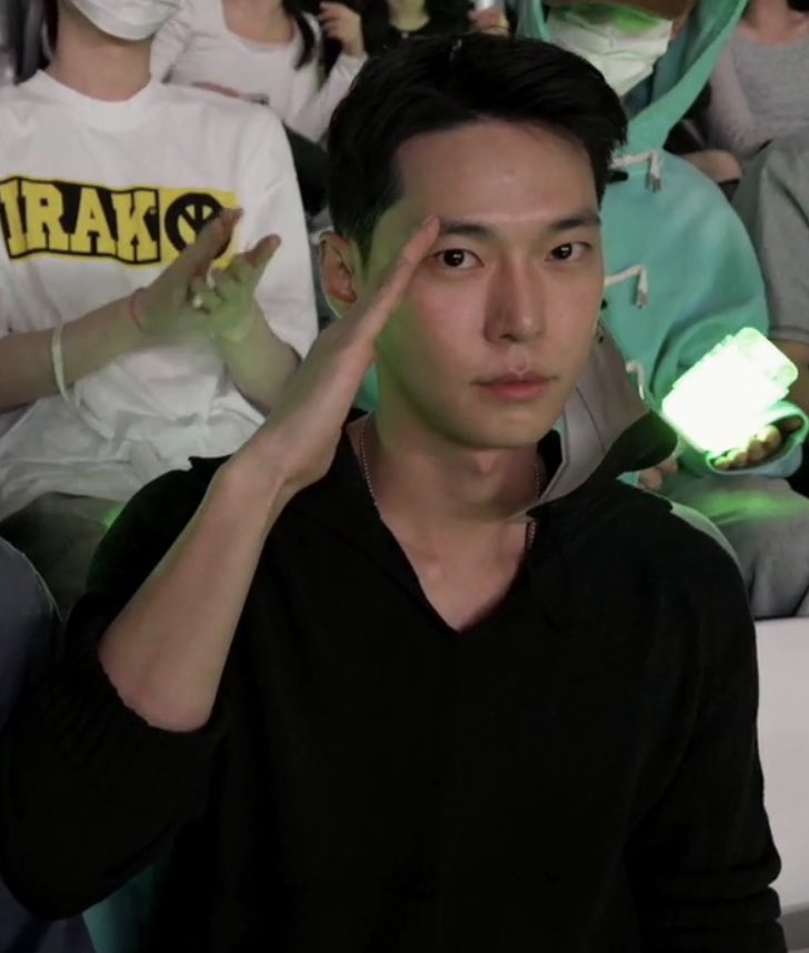 do0_plum's tweet photo. 아니 도영님 짧은 머리에 왁스칠하고 와서 약간 느끼끼 됏는데 이게진짜대폭발할거갵음…. https://t.co/889bhX2kTw