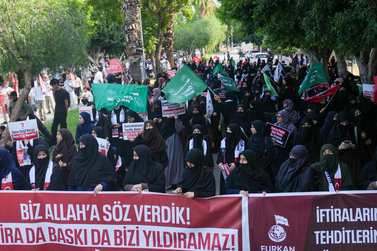 TufanAcoglu01's tweet photo. Alparslan Kuytul Hocaefendi'nin talebeleri, gözaltındaki kardeşleri için Adana Emniyeti önündeki bekleyişine basın açıklaması ile devam ediyor.

#AdanaEmniyeti
#YargıEliyleZulüm
Polis DevletiIstemiyoruz https://t.co/Rr2j5KrpL4
