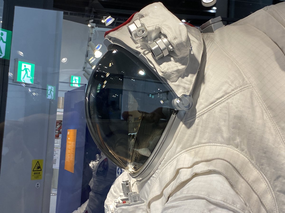 utyuiroiro's tweet photo. 大阪市立科学館の企画展でアクシオム社の次世代宇宙服(レプリカ)を展示中です！

アルテミス計画で月面着陸する際の宇宙服で、アポロからの更新！これからの世代の「月着陸のイメージ」と言う事！

宇宙服の文化的イメージも更新していくであろう重要な存在なのです。
※使用は今後変わる可能性あり https://t.co/20rRVB1wfC