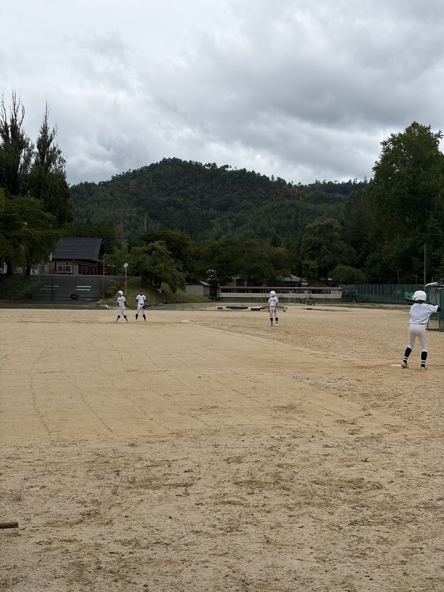 ktkwdbaseball's tweet photo. 練習試合⚾️
明徳さんと練習試合を行いました。ありがとうございました！
【試合結果】
北桑田 11-14 明徳
試合で見つかった課題を克服するため、普段の練習から一つひとつ意識して取り組んでいきたいです。また、細かい部分まで丁寧にすることを大切にして、次の試合につなげます！
 #北桑田 #高校野球 https://t.co/gZiGHCk7u5
