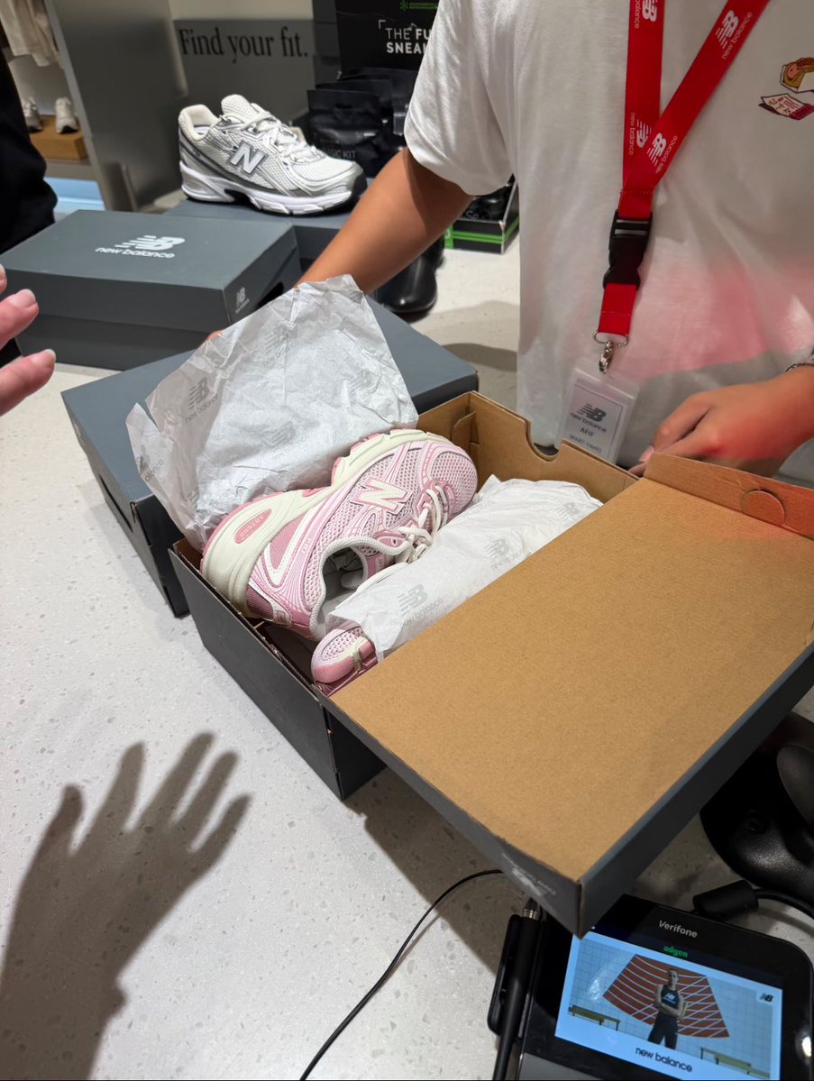 jacfkpot's tweet photo. GALAU BANGET... MENDING BELI NEW BALANCE 740 INI GAK YA?! tapi warnanya cantik banget gak kuat 😭 https://t.co/U4NLTBcF2b