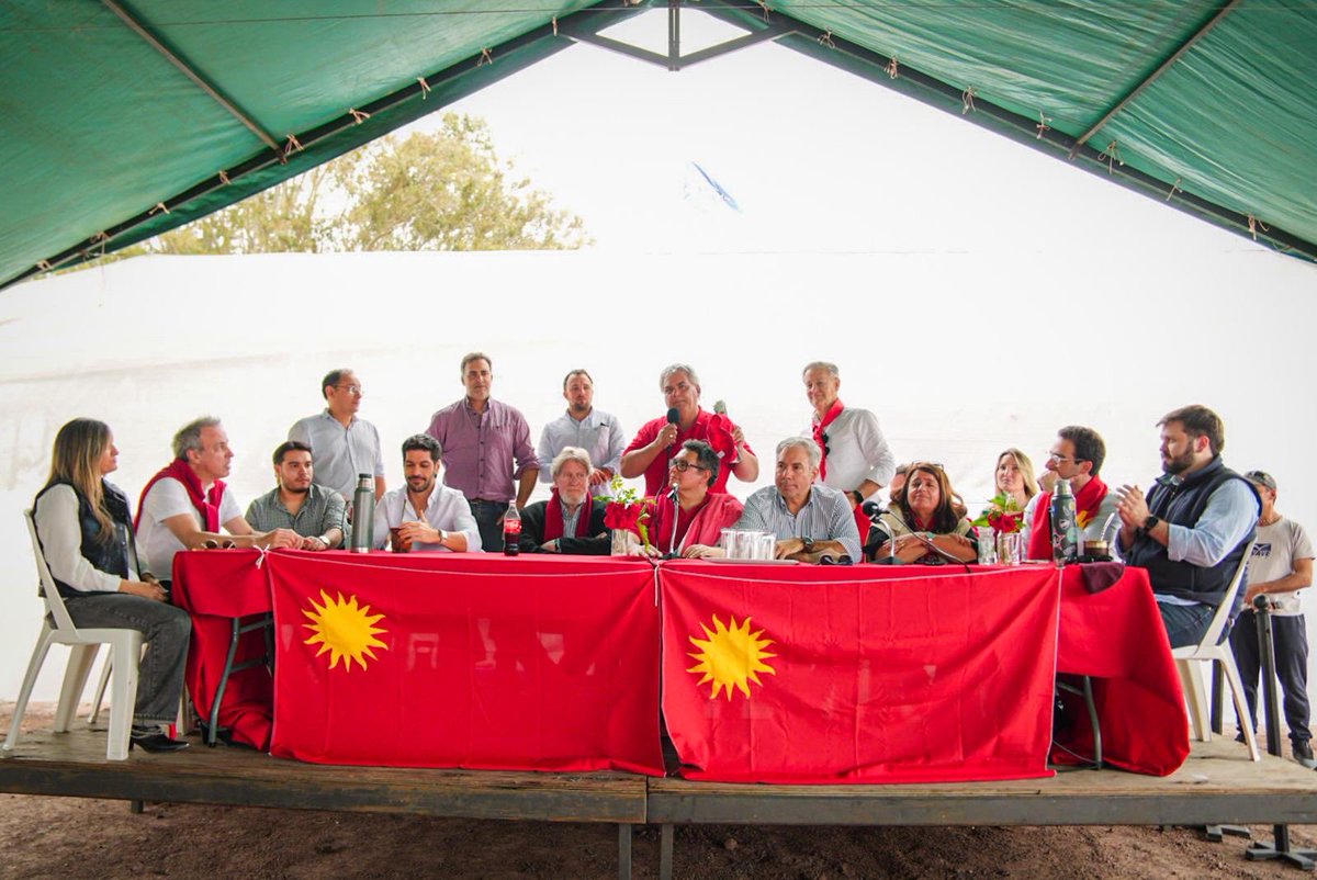 diegoujr's tweet photo. “(…) Y después, para que nadie dudara de su grandeza, se trajo de las misiones en anclas la independencia. Y en el brillo de su escudo acicalóse las trenzas, novia de los orientales, la constitución primera.”

En Carpintería, nos juntamos 190 años después de la creación de la divisa que forjó la democracia más sólida del continente.

Gracias, Don Frutos.