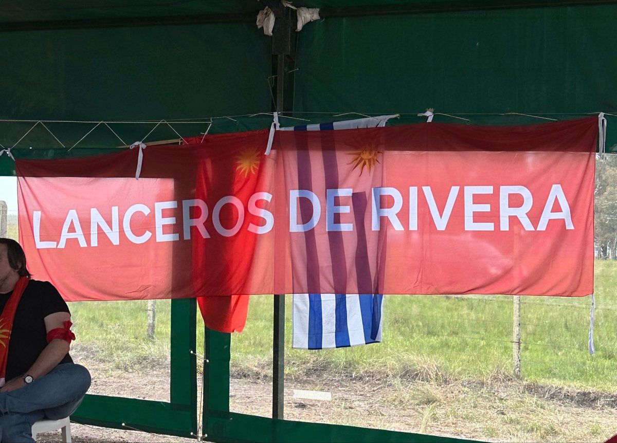 diegoujr's tweet photo. “(…) Y después, para que nadie dudara de su grandeza, se trajo de las misiones en anclas la independencia. Y en el brillo de su escudo acicalóse las trenzas, novia de los orientales, la constitución primera.”

En Carpintería, nos juntamos 190 años después de la creación de la divisa que forjó la democracia más sólida del continente.

Gracias, Don Frutos.
