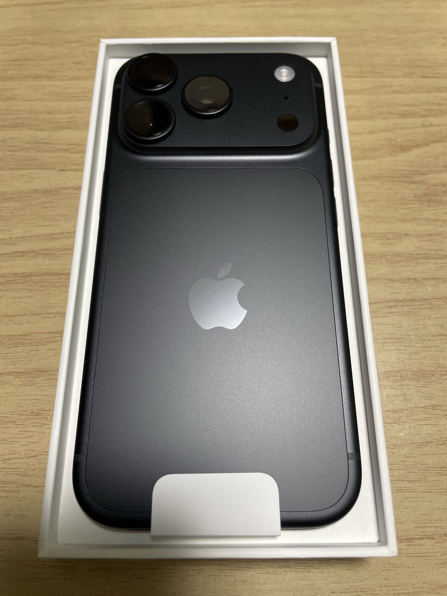 daisyo_atsushi's tweet photo. ついにiPhone12miniからiPhone18proに機種変更しました😆
12miniのデザインを気に入ってたけどAI機能を使いたいので📱
それにしてもブラックかっこよすぎ！
去年は苦手なデザインだったのに何故💦
自分にはオーバースペックすぎて使いこなせないでしょう😅
ズームと可変絞りは嬉しい☺️📷
#iPhone18pro https://t.co/IfOMpquucP