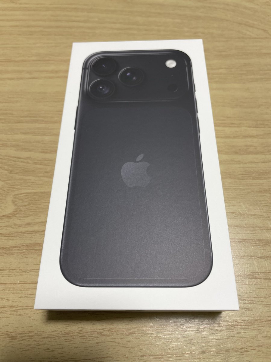 daisyo_atsushi's tweet photo. ついにiPhone12miniからiPhone18proに機種変更しました😆
12miniのデザインを気に入ってたけどAI機能を使いたいので📱
それにしてもブラックかっこよすぎ！
去年は苦手なデザインだったのに何故💦
自分にはオーバースペックすぎて使いこなせないでしょう😅
ズームと可変絞りは嬉しい☺️📷
#iPhone18pro https://t.co/IfOMpquucP
