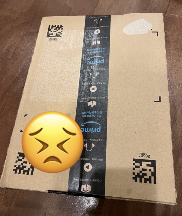 hanamaru_yan's tweet photo. AmazonでiPhone18 ProMaxを買った結果…
届き方が恐怖すぎた😇

① 緩衝材ゼロ・固定なし
→ 箱の中で本体が暴れて角に黒ずみ発生
② 大雨の中、無言で置き配☔️
③ 帰宅があと10分遅かったら水没コース

約24万円の精密機器ですよ？？

1,760円のチェキフィルムと
同じ梱包で送るのやめてくれませんか🤣

Amazonで高額スマホを買う人は
「置き配をオフ」にしておくことを強くすすめます⚠️