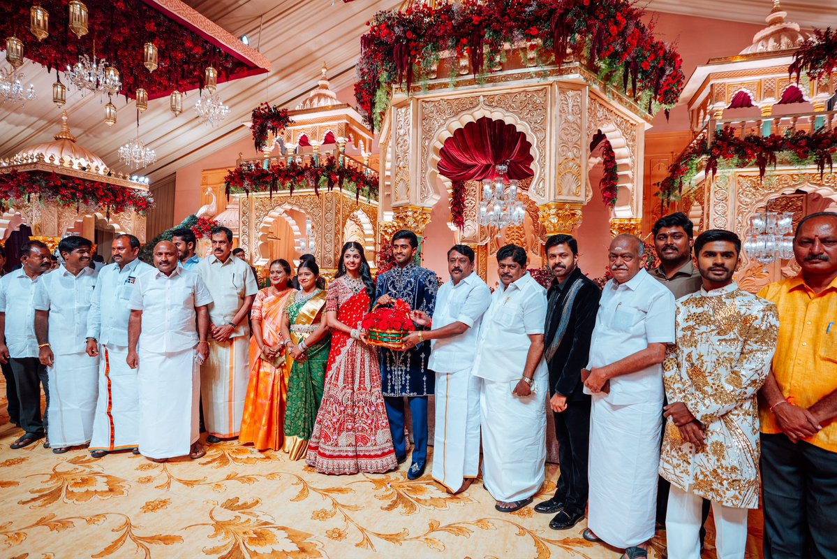 NainarBJP's tweet photo. இன்றைய தினம் சேலத்தில் திருவேணி குழுமத்தின் இல்லத் திருமண வரவேற்பு நிகழ்ச்சியில் கலந்து கொண்டு மணமக்களை வாழ்த்தி ஆசீர்வதித்தேன்.

மணமக்கள் இருவரும் எல்லா வளமும் நலமும் பெற்று இன்புற்று வாழ எல்லாம் வல்ல இறைவனை வேண்டிக் கொண்டேன்.

இந்த நிகழ்வில் மாநிலத் துணைத் தலைவர்கள் திரு. @KPRamalingamMP அவர்கள், திரு. @Chakravarthy257 அவர்கள் மாநிலச் செயலாளர் திரு. @VinojBJP அவர்கள் மற்றும் மாநில மாவட்ட நிர்வாகிகள் அனைவரும் உடன் கலந்து கொண்டனர்.