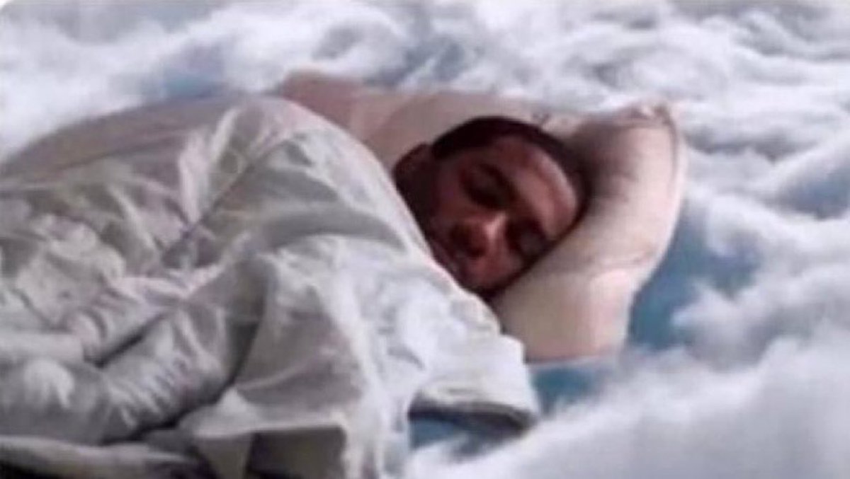 lilybilysily's tweet photo. me recharging for 6 months after going out one Saturday night https://t.co/0T3C7mTcsv