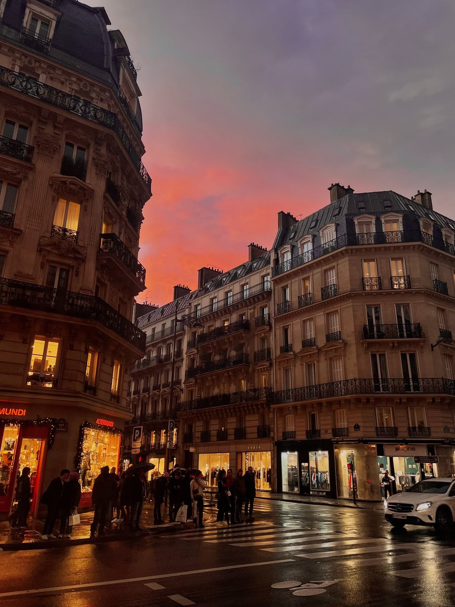 CATCATXCX's tweet photo. Tu m’étonnes que les touristes pètent un câble https://t.co/lPiZR7B65R