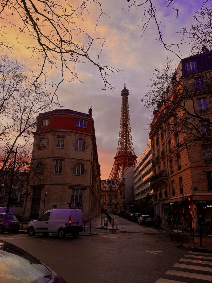 CATCATXCX's tweet photo. Tu m’étonnes que les touristes pètent un câble https://t.co/lPiZR7B65R