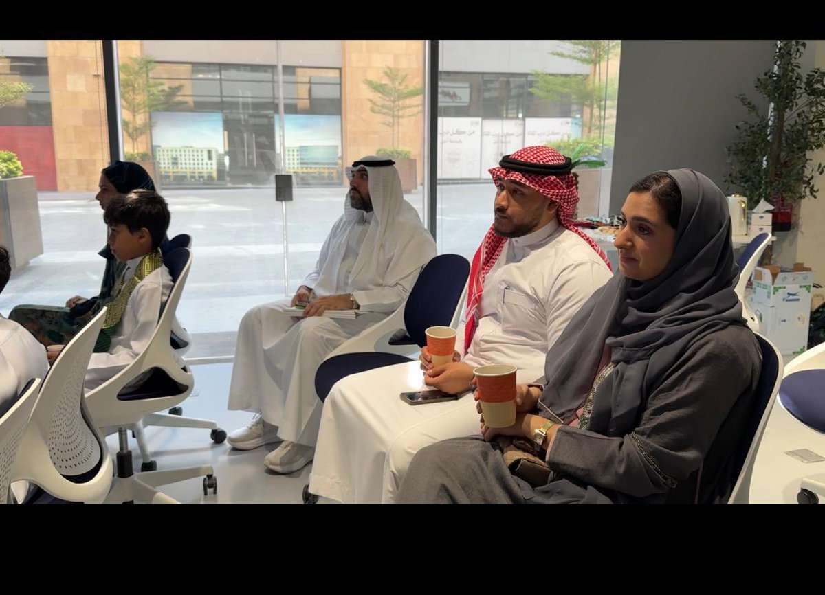 KACCCsa's tweet photo. نظّم المركز بمحافظة جدة لقاءً بعنوان (وطن يجمعنا.. وتواصل يبني مستقبلنا (بمناسبة اليوم الوطني السعودي، استضاف خلاله الأستاذ المساعد في قسم العلوم السياسية بجامعة الملك عبدالعزيز د. هيثم لنجاوي، وعميد كلية الإعلان بجامعة الأعمال والتكنولوجيا د. هتون قاضي، ورئيس قسم أصول التربية بجامعة الملك عبدالعزيز د. فراج السلمي، والأستاذ المساعد بقسم اللغة الإنجليزية بجامعة أم القرى د. عفراء كتبي، وقدّمت اللقاء أ. سمية باشيخ، مشرفة المركز بمنطقة مكة المكرمة.