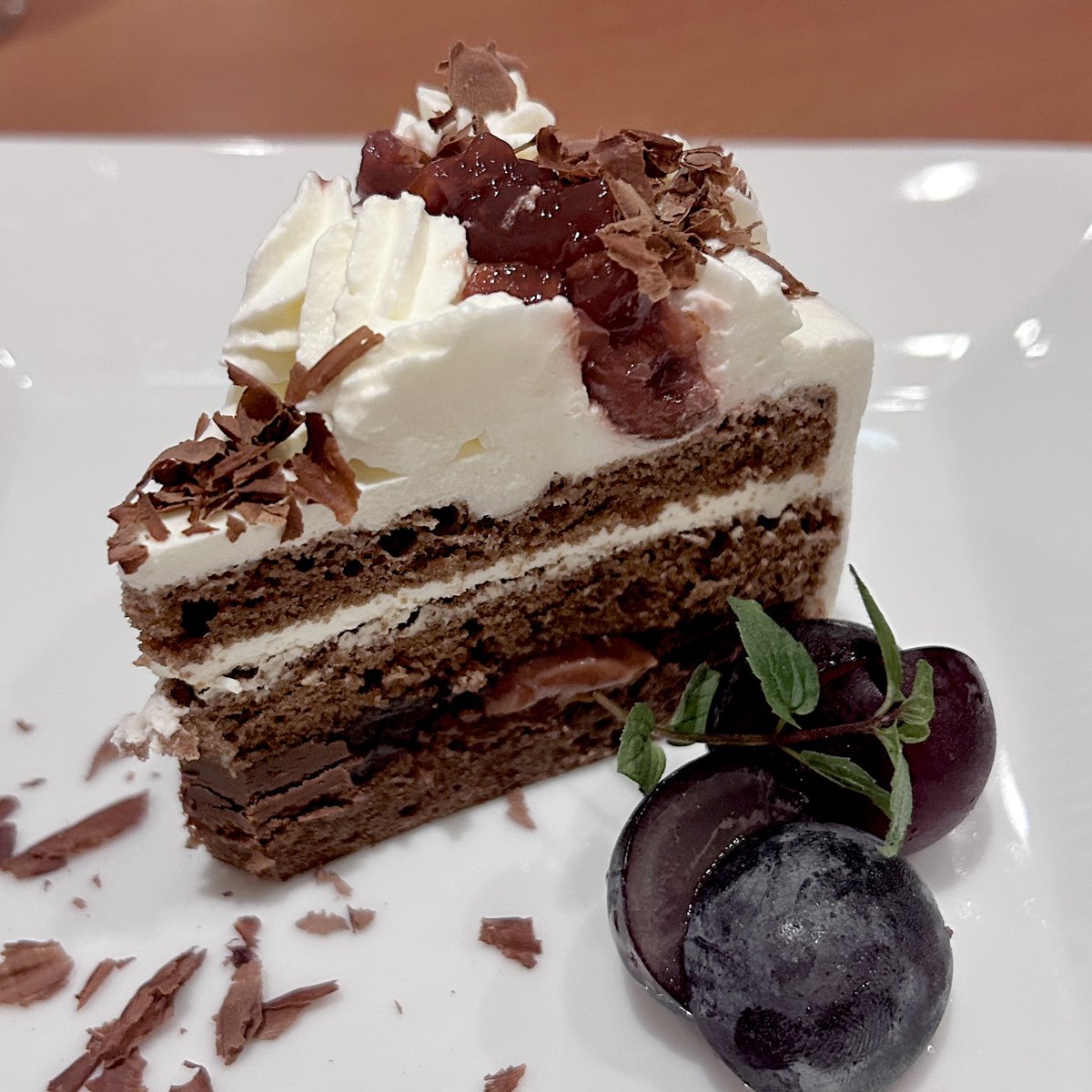 akiyamakaori's tweet photo. シュヴァルツベルダーキルシュトルテをついに食べられた〜！感動！
#長閑の庭
※お酒飲めないのでお酒のついていない上半分だけど。 https://t.co/Gllk9TJpGm