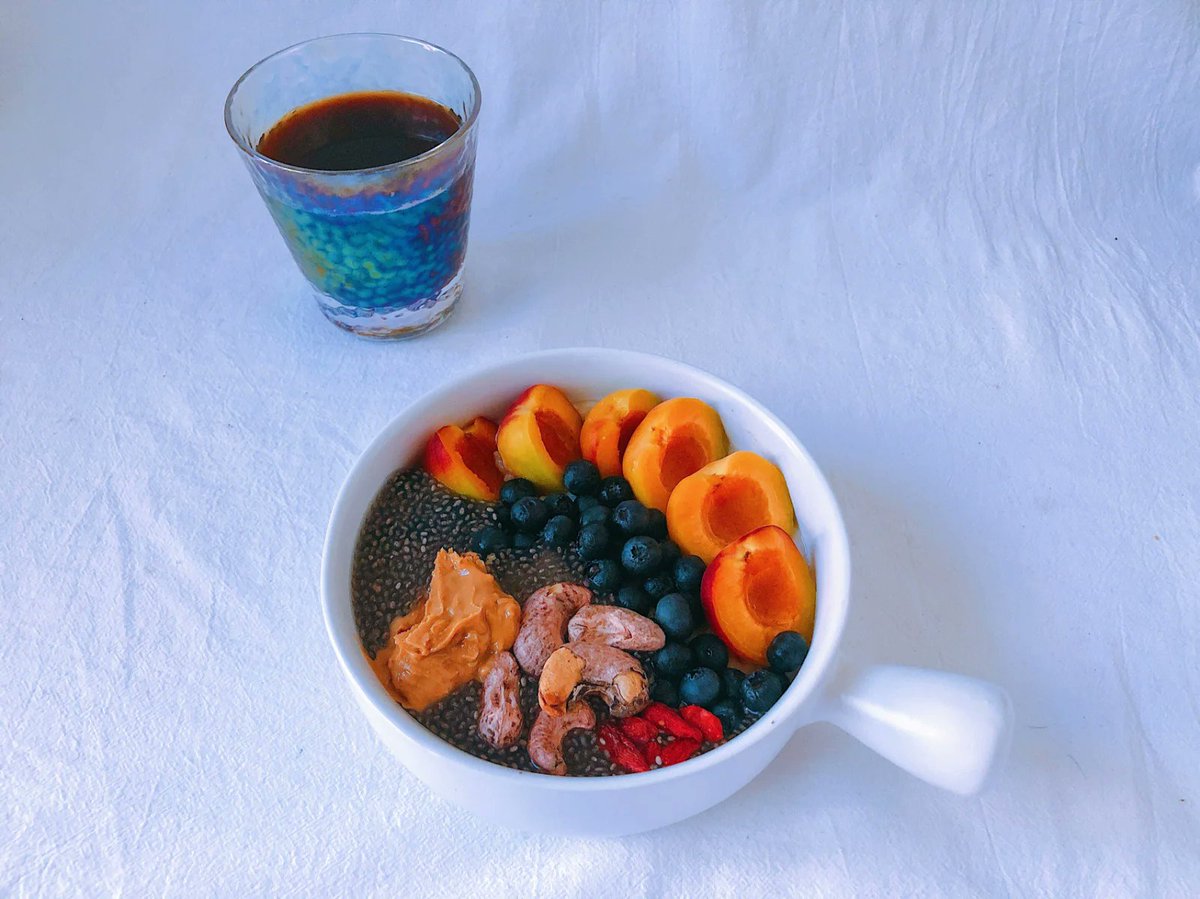 LarondaMckrlc's tweet photo. [Hearty oatmeal bowl topped with fresh blueberries and a dash of cinnamon – cozy morning fuel hits different today ]， https://t.co/zkwgBL8Pge