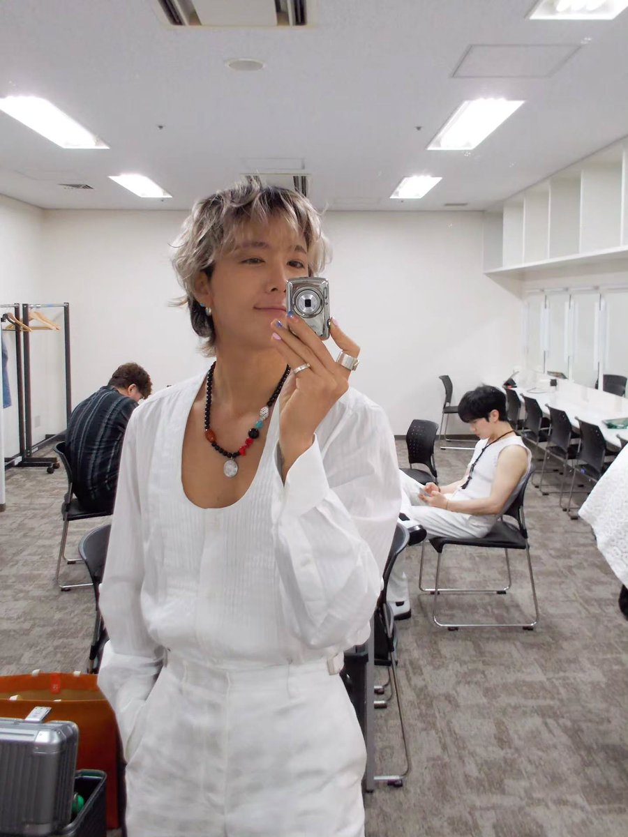 Kkorepo's tweet photo. 「#FTISLAND」#イ・ホンギ、2日間の神戸公演終了…多様なセルカでバックステージ公開 
#イホンギ  
🔗https://t.co/GxtWfjMPNQ https://t.co/tVZXTXRJ3c