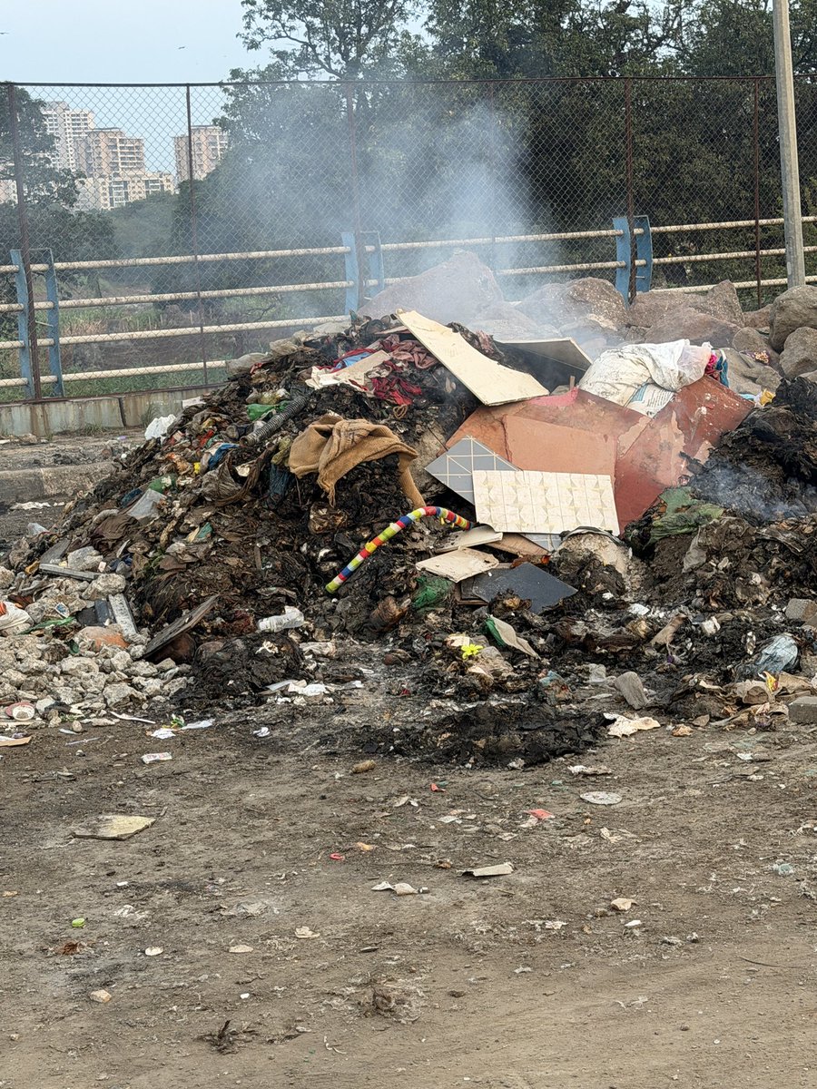 FITEMaharashtra's tweet photo. This is #Balewadi - #Kaspate wasti bridge 
@PMCPune    @pcmcindiagovin is this how we build infrastructure, plz visit and address this . https://t.co/qeoxQW0uix