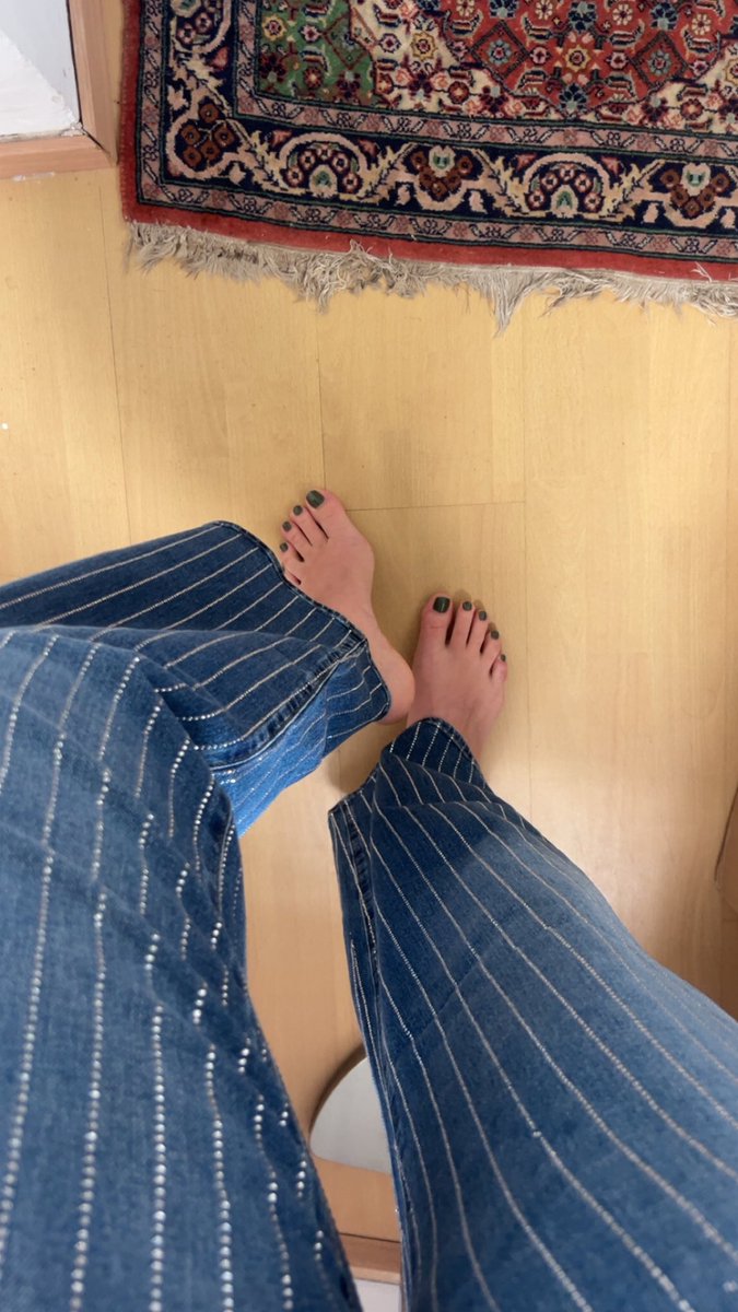 GoddessXJosie's tweet photo. Eure Herrin war fleißig shoppen, verneige dich jetzt sofort vor mir und meinen göttlichen Füßen 👣🧎
Die Hose darf übrigens noch von einem von euch #Losern erstattet werden.

#geldherrin #findsub #femdom #findomme #feetworshi̇p #zahlsklave #melkung https://t.co/Zw4JRKERho
