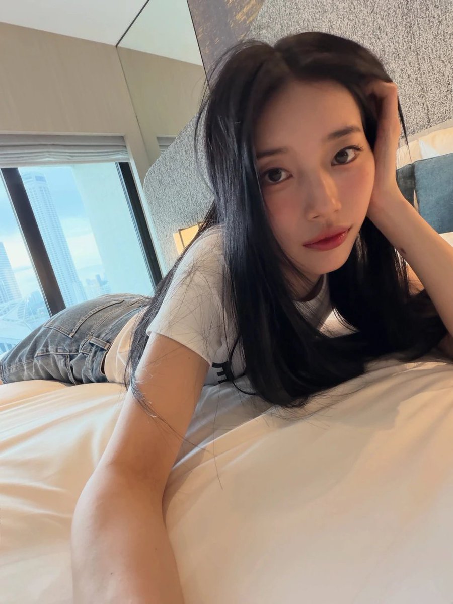 Tech_Meow's tweet photo. 국민첫사랑 수지 타임라인

1. 1994년 광주 출생
배수지라는 이름으로 태어나 현재까지 변함없는 비주얼 유지 중

2. 2009년 슈퍼스타K 광주 예선
화장실 가는 길에 JYP 관계자 눈에 띄어 연습생 생활 시작

3. 2010년 미쓰에이 데뷔
Bad Girl Good Girl로 단숨에 주목받으며 걸그룹 멤버로 첫 무대

4. 2011년 드림하이 연기 데뷔
고혜미 역으로 안방극장 입성, 겨울아이 OST까지 히트

5. 2012년 건축학개론 개봉
과거 양서연 역으로 국민 첫사랑 타이틀 획득, 410만 관객 돌파

6. 같은 해 청춘불패2 고정 출연
예능에서도 존재감 확실히 각인시킨 시기

7. 해피투게더·나는 남자다 출연
남자 출연진들 반응 폭발, 여신 이미지 더욱 강화

8. 개그콘서트 특별 출연
국민 첫사랑이 코미디 무대에 등장해 시청자 환호

9. 2017년 미쓰에이 해체
그룹 활동 마무리 후 솔로 가수·배우로 본격 전환

10. 2019년 매니지먼트 숲 이적
배우로서 새로운 장 열며 배가본드 고해리 역 소화

11. 2020년 스타트업 서달미
반사전제작 드라마로 글로벌 인기 재확인

12. 2022년 안나 이유미·이안나
이중 역할로 연기 스펙트럼 확장 평가받음

13. 2023년 이두나! 주연
넷플릭스에서 고독한 매력 제대로 보여준 작품

14. 2024년 원더랜드 정인
박보검과 호흡, 감정선 섬세하게 잡아낸 영화

15. 2025년 다 이루어질지니 가영
김우빈과 재회작, 감정 결여 캐릭터로 새로운 면모

16. 2026년 실연당한 사람들을 위한 일곱 시 조찬모임
윤사강 역으로 스크린 복귀 예정작

17. 최근 아누아 팝업 포토월
첫사랑 비주얼 그대로, AI도 불가능한 미모라는 반응 쇄도

18. 엘르 10월호 커버
셀린느와 함께한 화보로 마음속 여러 방을 열어 보인 인터뷰

19. 픽플 에피소드 핵심
데뷔 스토리부터 남자들 리액션, 개콘 등장까지 한눈에 모아본 타임라인

수지를 볼 때마다 시간이 멈춘 듯한 기분
앞으로도 어떤 모습으로 나타날지 기대만 가득함