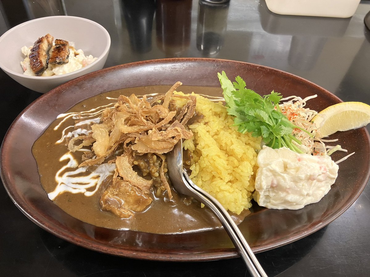 1cours's tweet photo. カレーは飲みもの。秋葉原店

黒カレー／ポーク
中盛（300g）

🍛トッピング
・ポテトサラダ
・パクチー
・フライドオニオン

どしゃぶりの☔️のなか。
一日中動き回ったあとに、美味しかった〜！

ホントに飲めるくらいにかっこんで✨
ももクロのサインもあったよ🖊️

「のみもの」系のお店は当たり🎯 https://t.co/UAIDYXtRFW